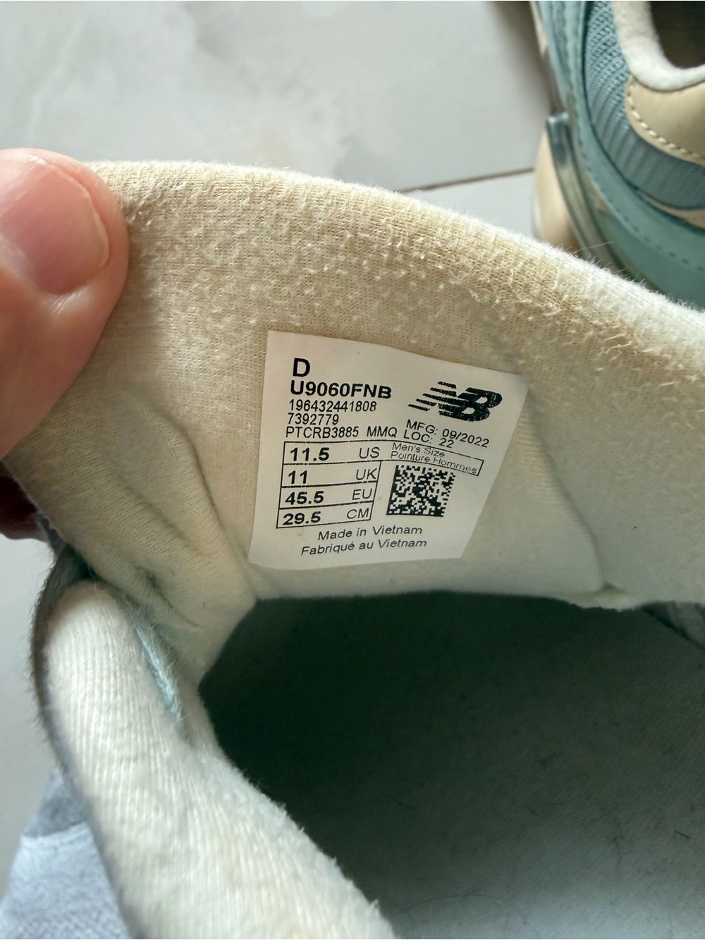 New Balance men’s Pale Blue and Cream Retro Runner 9060 - Picture 5 of 5